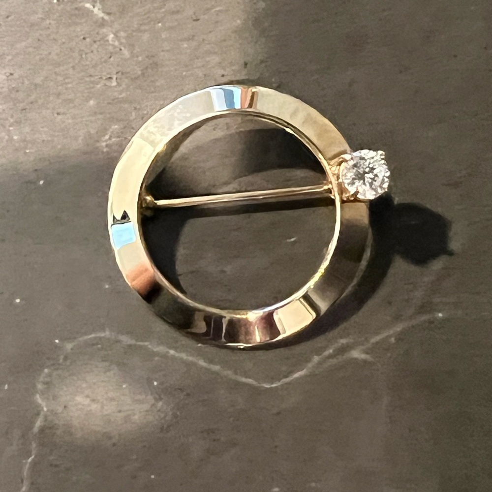 Vintage circle brooch with a single round faux diamond